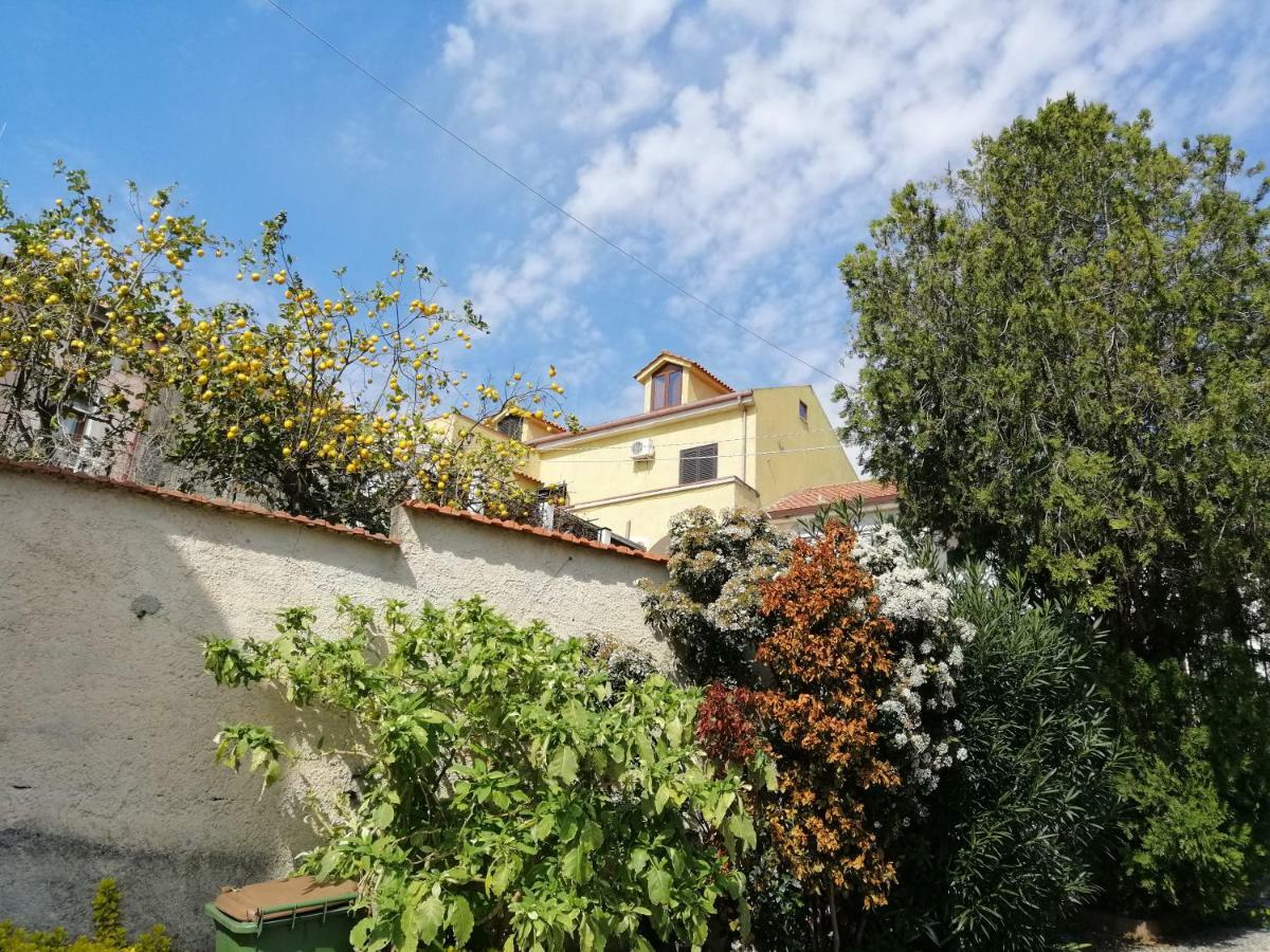 B&B Moscani Salerno Bagian luar foto
